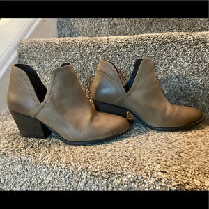 STEVE MADDEN Adelphie Leather Ankle Booties in Taupe Size 8